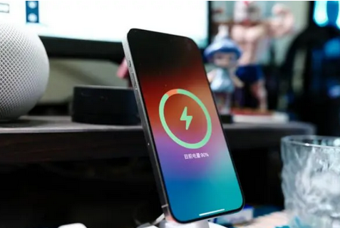 龙江镇苹果15换屏服务分享用什么充电器给iPhone15充电更好 